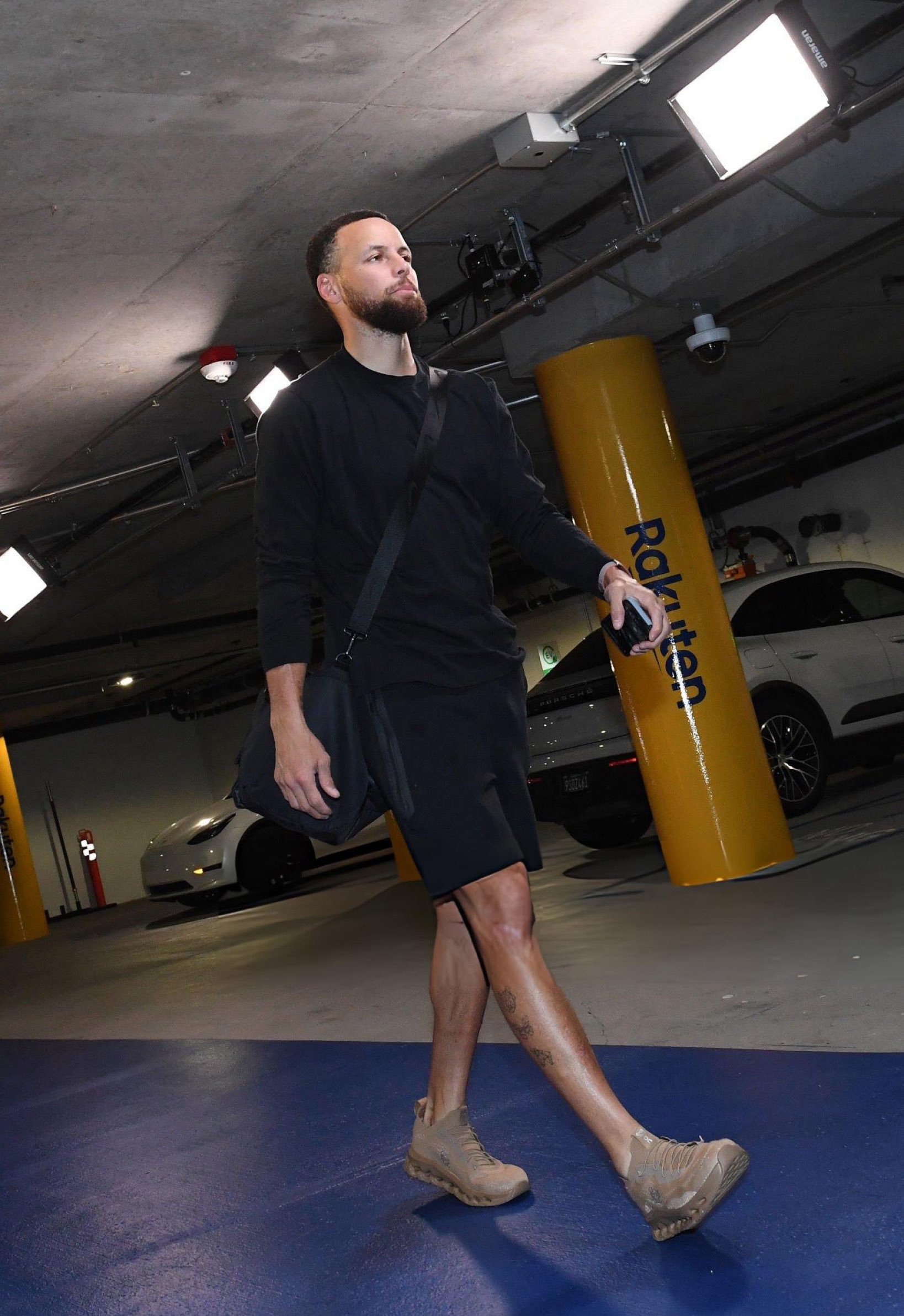 库里上脚On过夏天了赛前采访科尔表示：“我们让他复出（不仅仅是）参加附加赛。他需