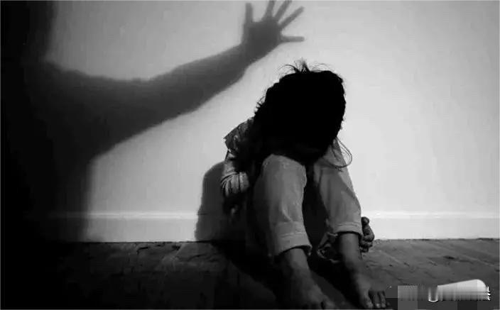 “值得警示！”内蒙古，女子带着女儿与一男子再婚，结果没过多久，竟然发现自己年幼的