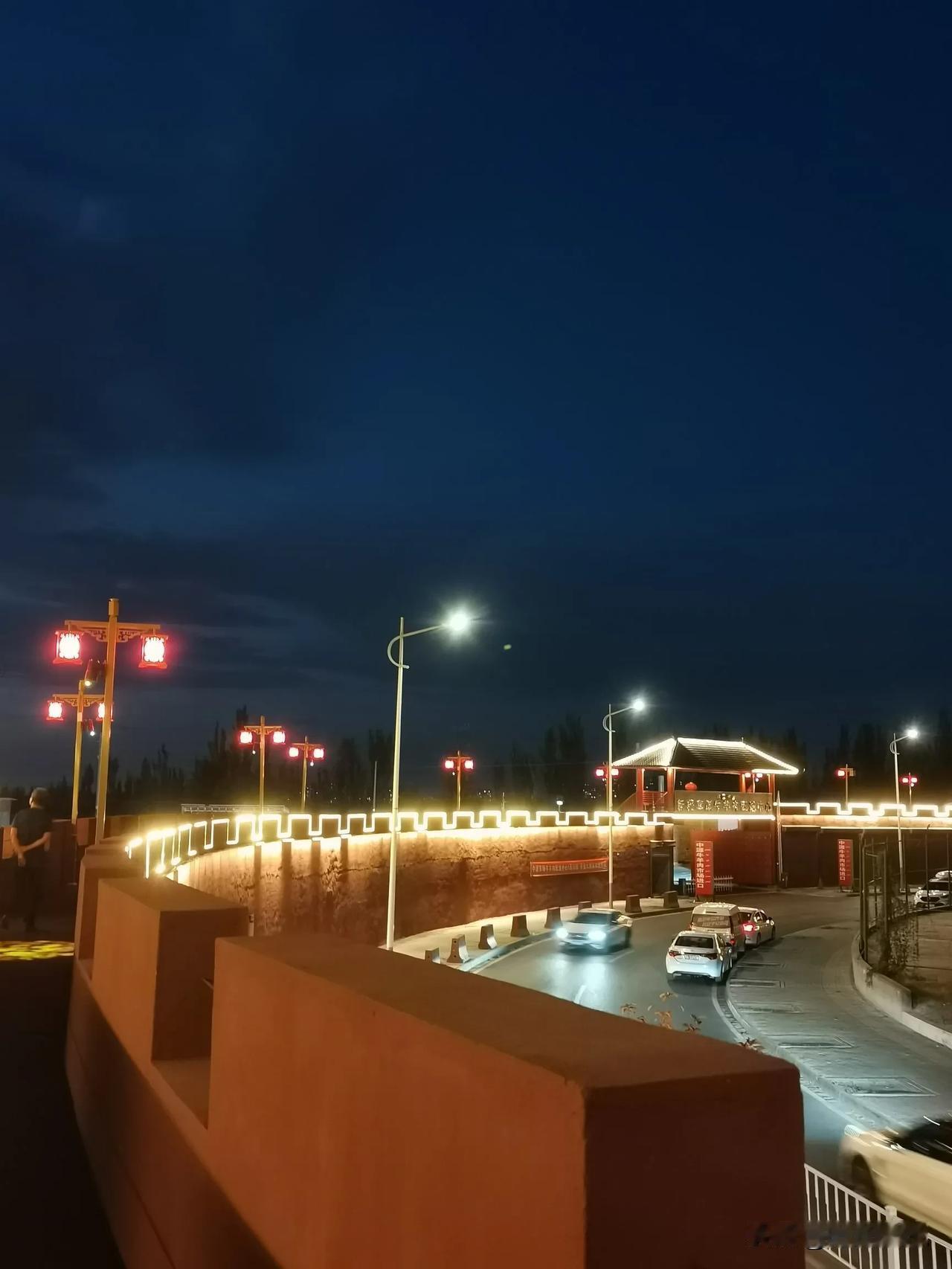 二钢市场旁新建了一个市场，还没正式开张。市场外侧修成了一道城墙的模样。晚上散步经