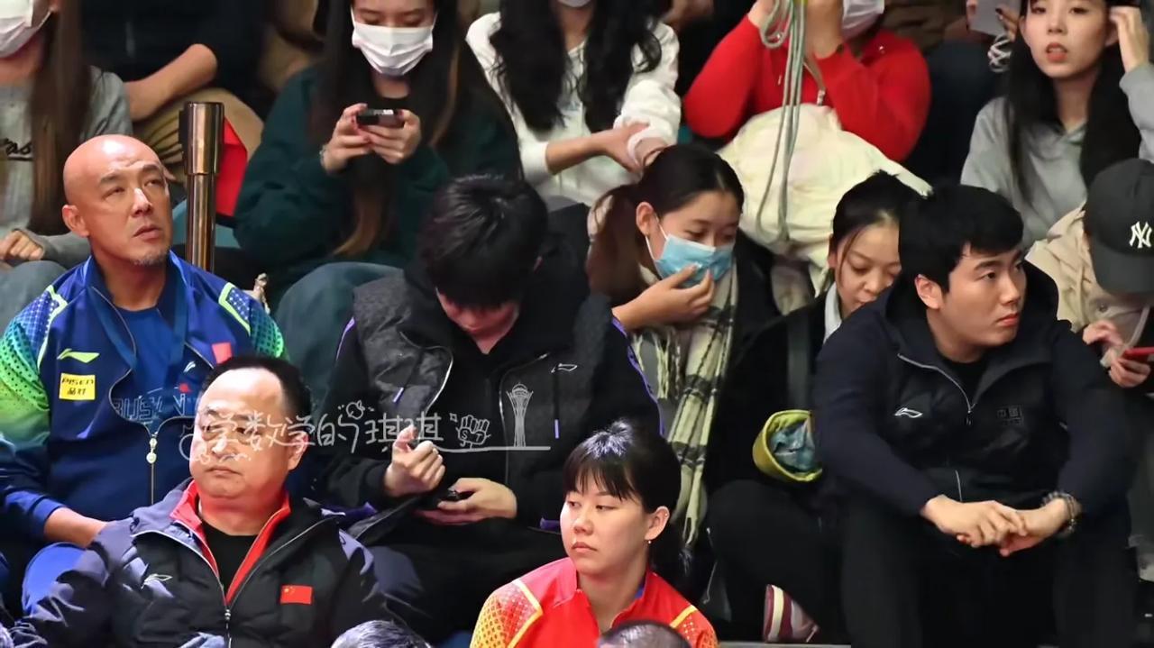 出勤老师看手机这偷感也太重了
防偷窥屏都已经不管用了
还要用衣服遮住在怀里看
好