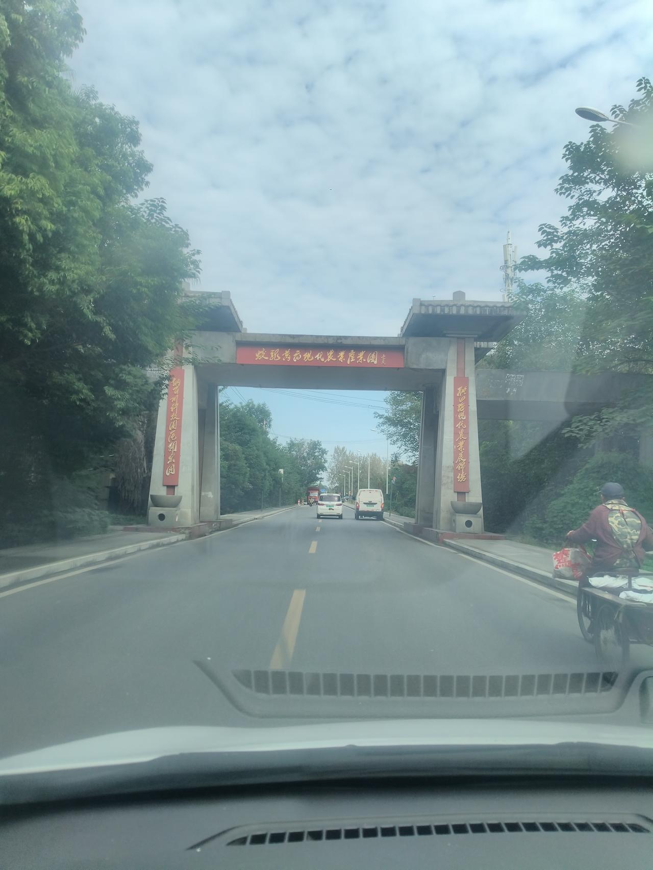 成都双流蛟龙港产业园应该是成都近郊，包容度最好的产业园了，人气一直也是比较旺的，