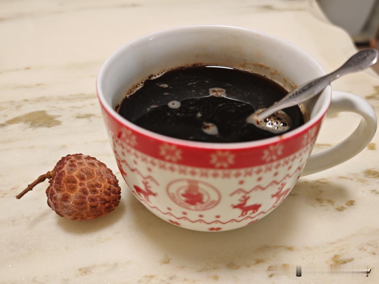 一颗去年的荔枝配上今年的烘焙斋啡，竟然莫名的和谐！瑞幸、库迪、星爸爸，是否考虑出