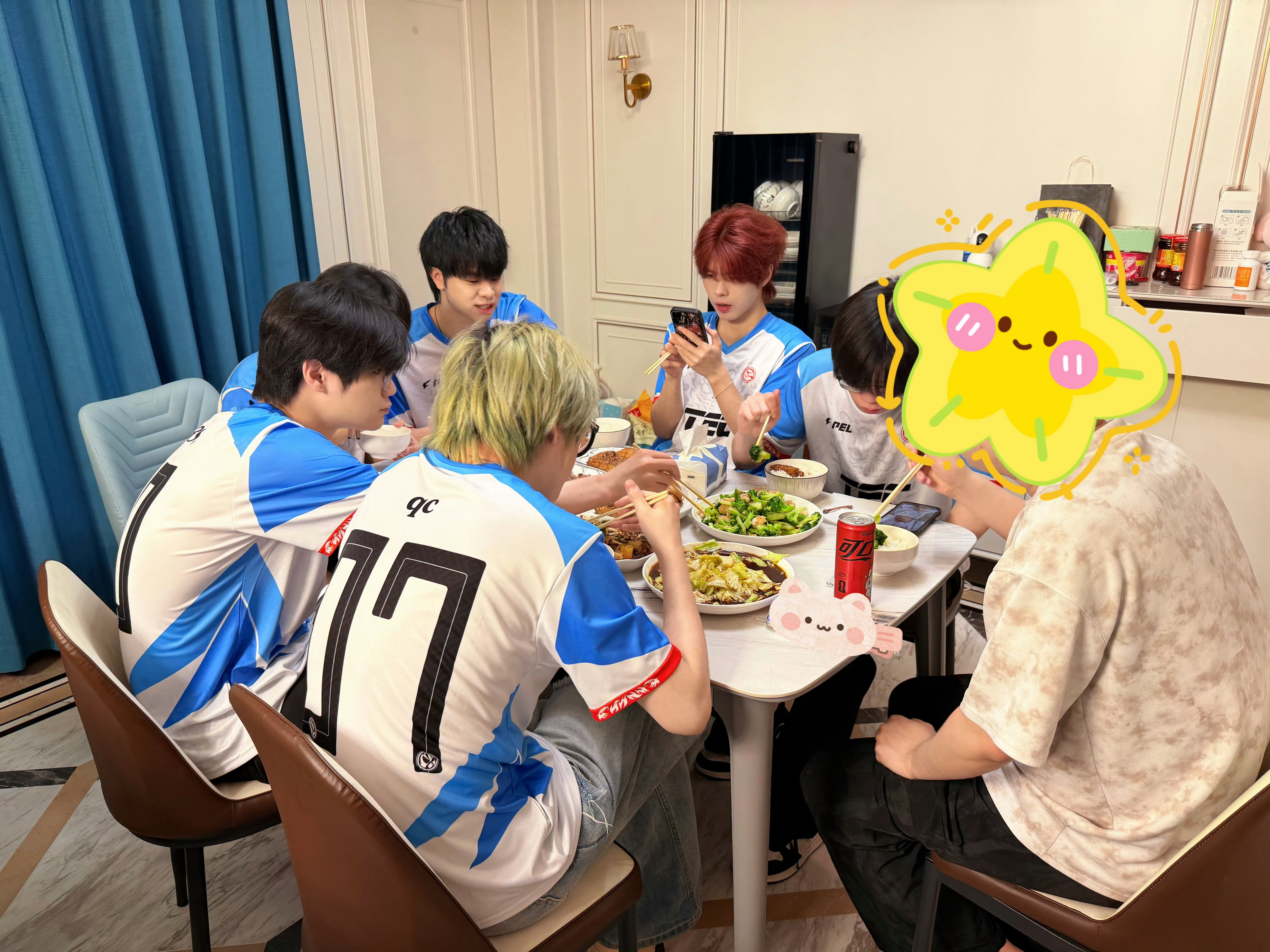 PEL季后赛第二日赛后，选手围坐餐桌补充能量。桌上摆有鸡翅、鸡腿、牛肉及西兰花炒