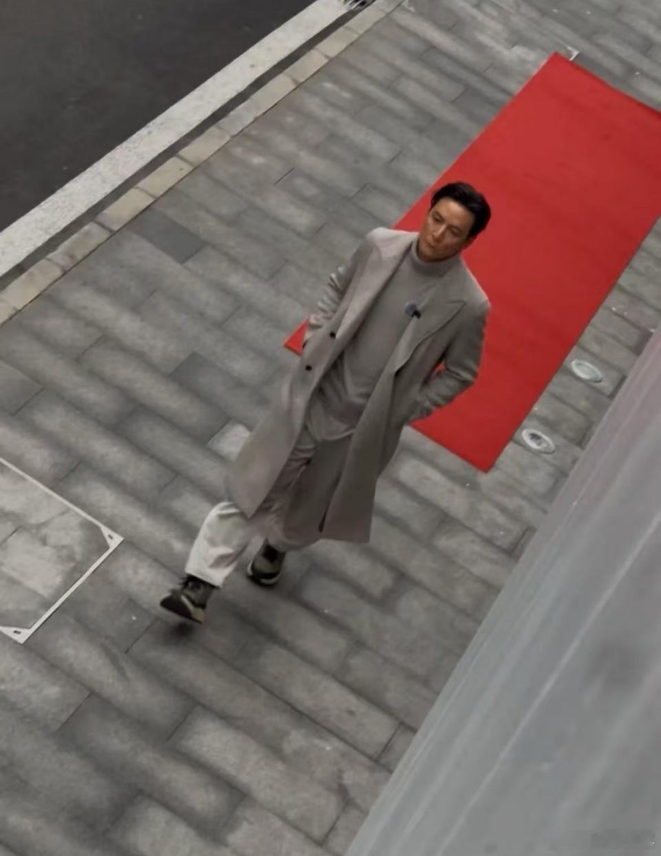 男神吴彦祖都被拍到手拿小米新机了，这波热度属实拉满！重点恐怕是机上那颗“红标徕卡