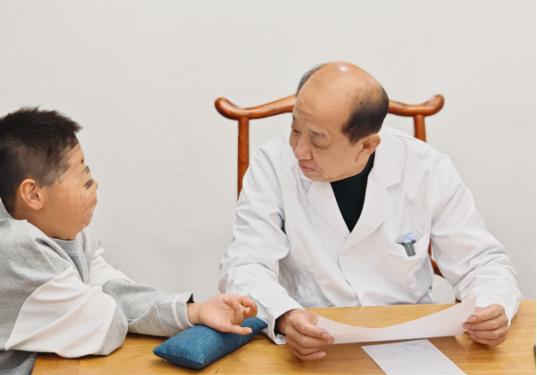 别再骂孩子“调皮”！孟主任提醒：这不是顽劣，是孩子身体在求救
  “上课扭来扭去