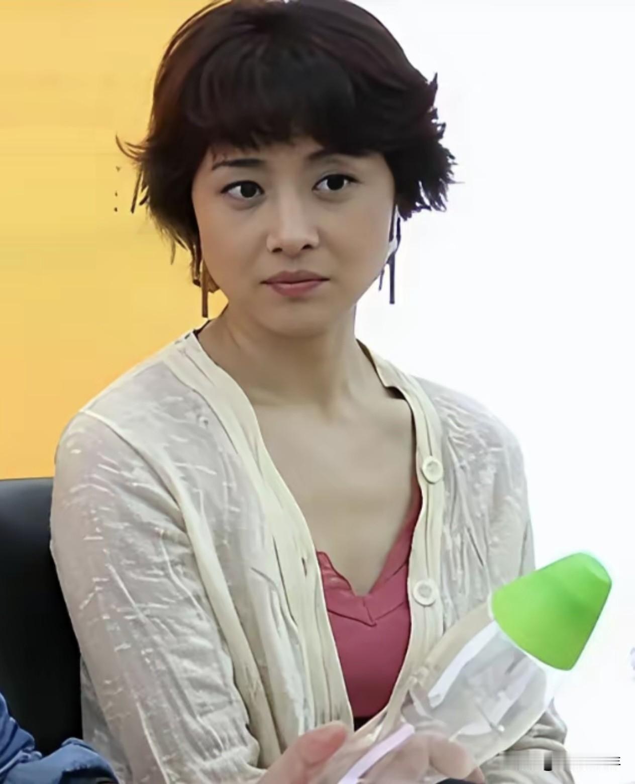 演员刘蓓年轻时也是靓女一枚，37岁时选择和某著名导演结婚，是该导演的第五任妻子。