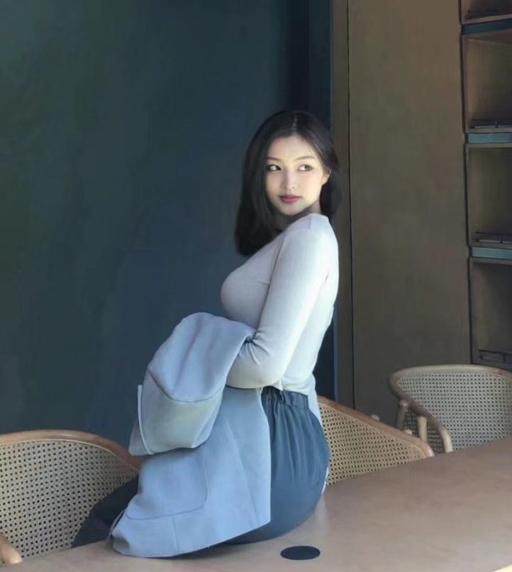 花气袭人知昼暖，美妇常伴拙夫眠


