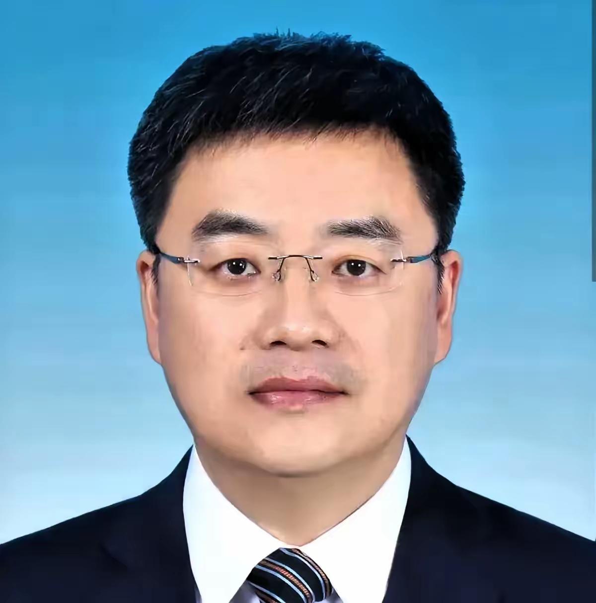 身负七条罪状还敢对抗调查，这嚣张的底气，全是不义之财堆出来的虚妄！谁曾想这人也是