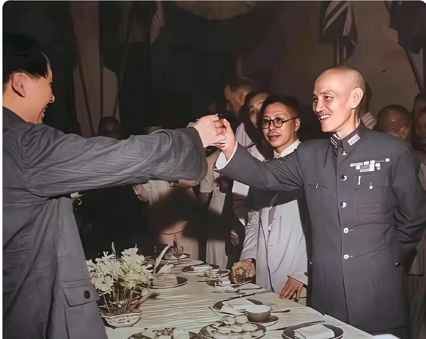 蒋介石搞鸿门宴，显雅量，暗备军。

撕毁协议，发动内战，优势在我。

解放战争爆