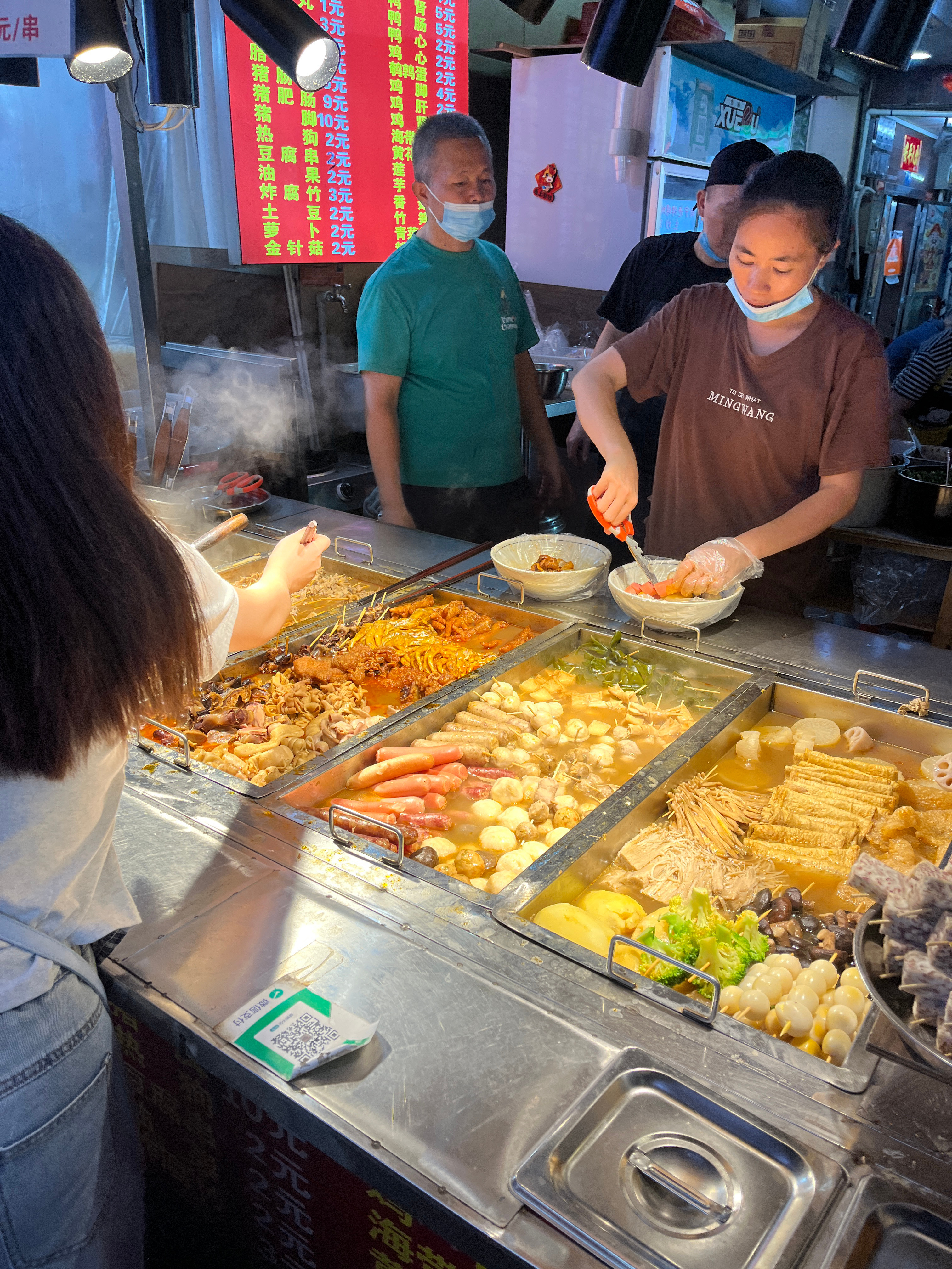 来南宁怎么能不逛逛夜市呢！我们选了离酒店最近的埌西夜市😍人挤人的程度！摊档非常