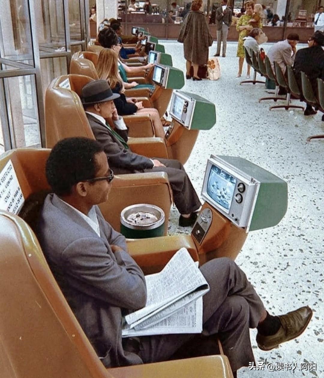 这是咱们现在高铁站扫码按摩椅最早的原点！
1969年的美国洛杉矶汽车客运总站！