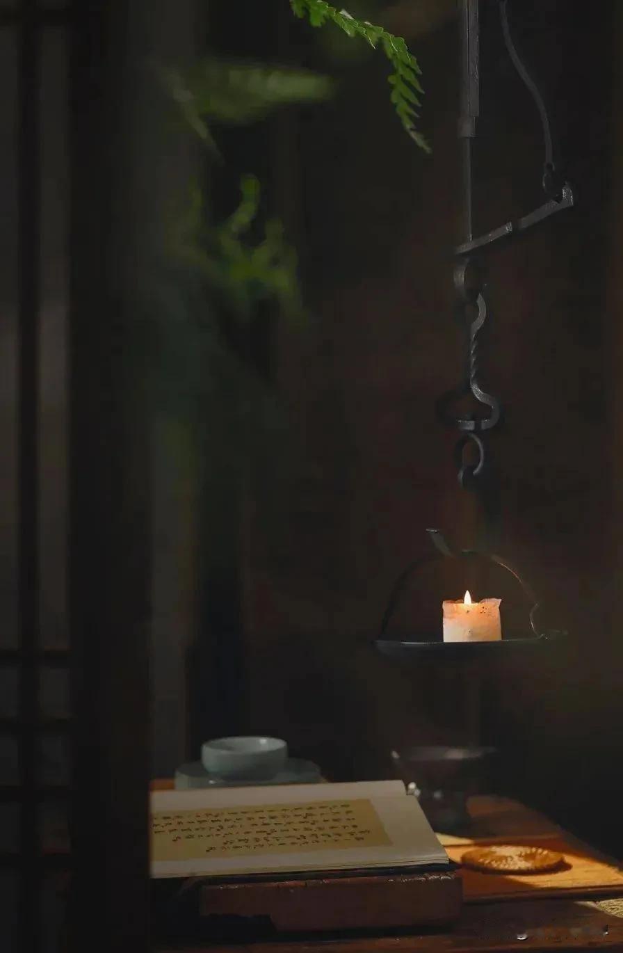 有一上联:梅兰竹菊见春秋，求下联羌人对下联：笔墨纸砚绘乾坤；琴棋书画品人生。