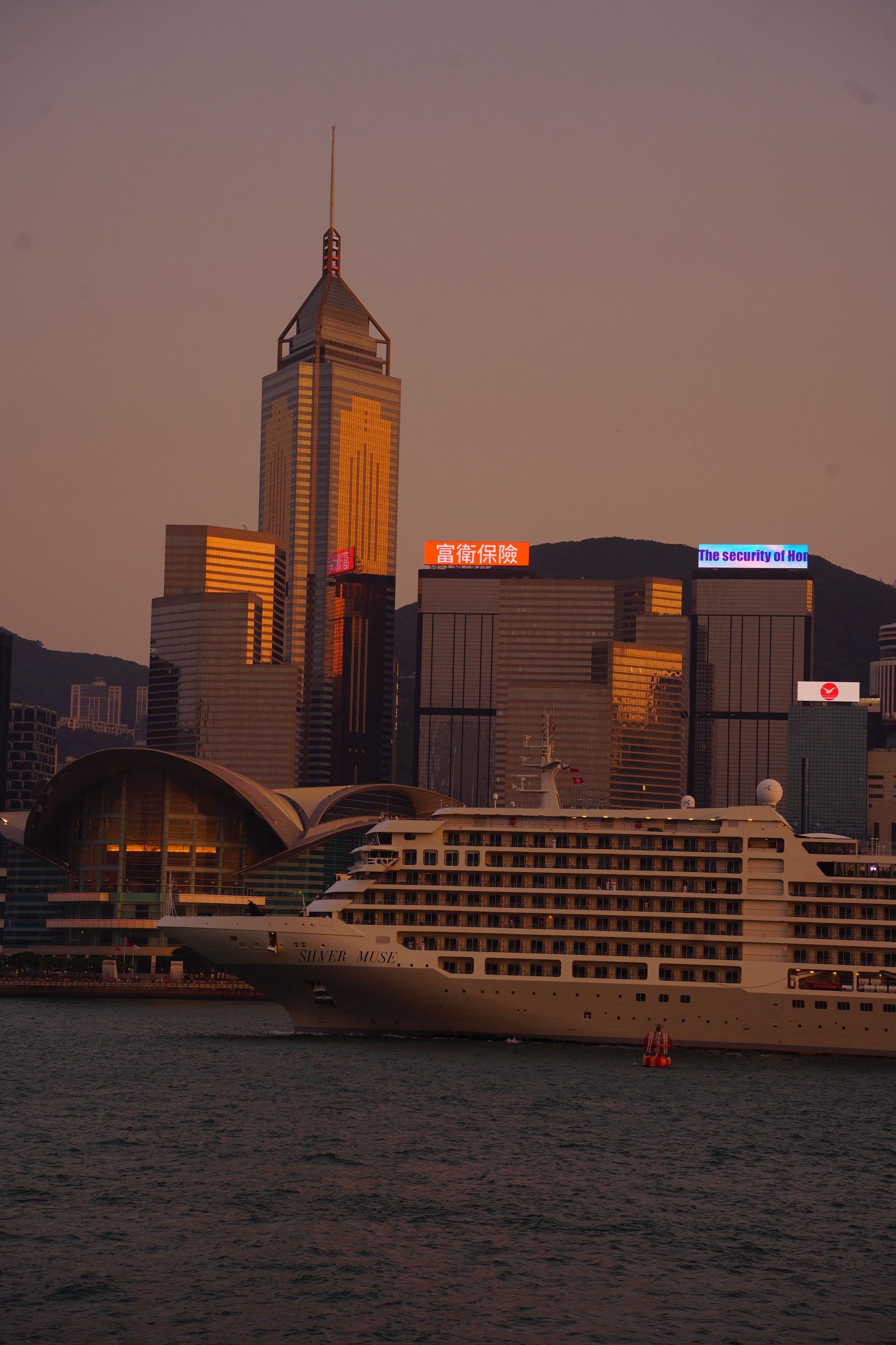 维港日暮，城市剪影与落日私语。相机原图直出~