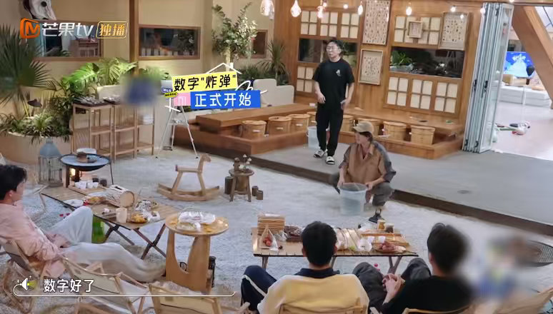 王鹤棣躲进何炅怀里 我们的宿舍 谁不想要有何老师这样的守护者！数字炸弹游戏里，王