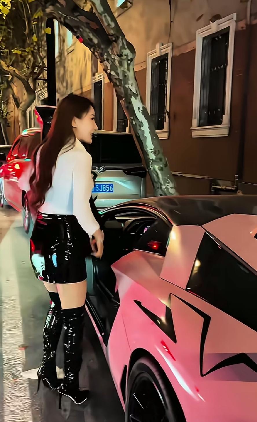 粉红色的兰博基尼，长相靓丽的清纯佳人，果然是香车配美女，月白色的衬衫，黑色的超短