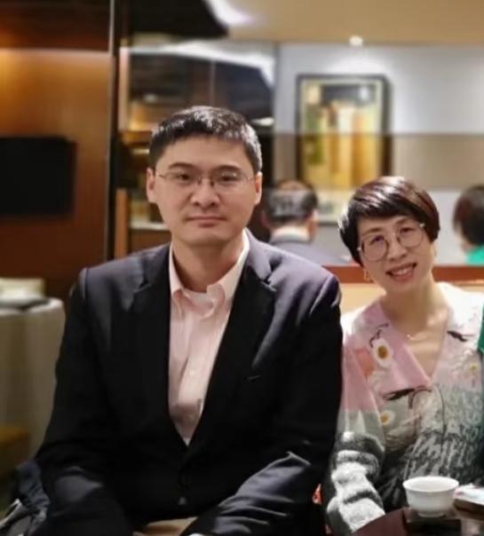 没想到罗翔和赵宏之间还有这样的故事，

在巴黎，赵宏因为罗翔的一句话，

被帽子