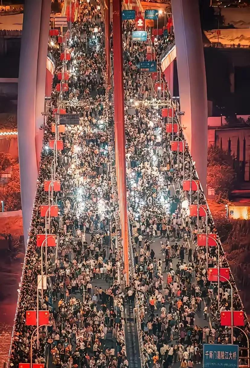   #旅游# 千厮门大桥，最宠游客的立交桥，硬是让重庆把主干道机动车大桥，给整成