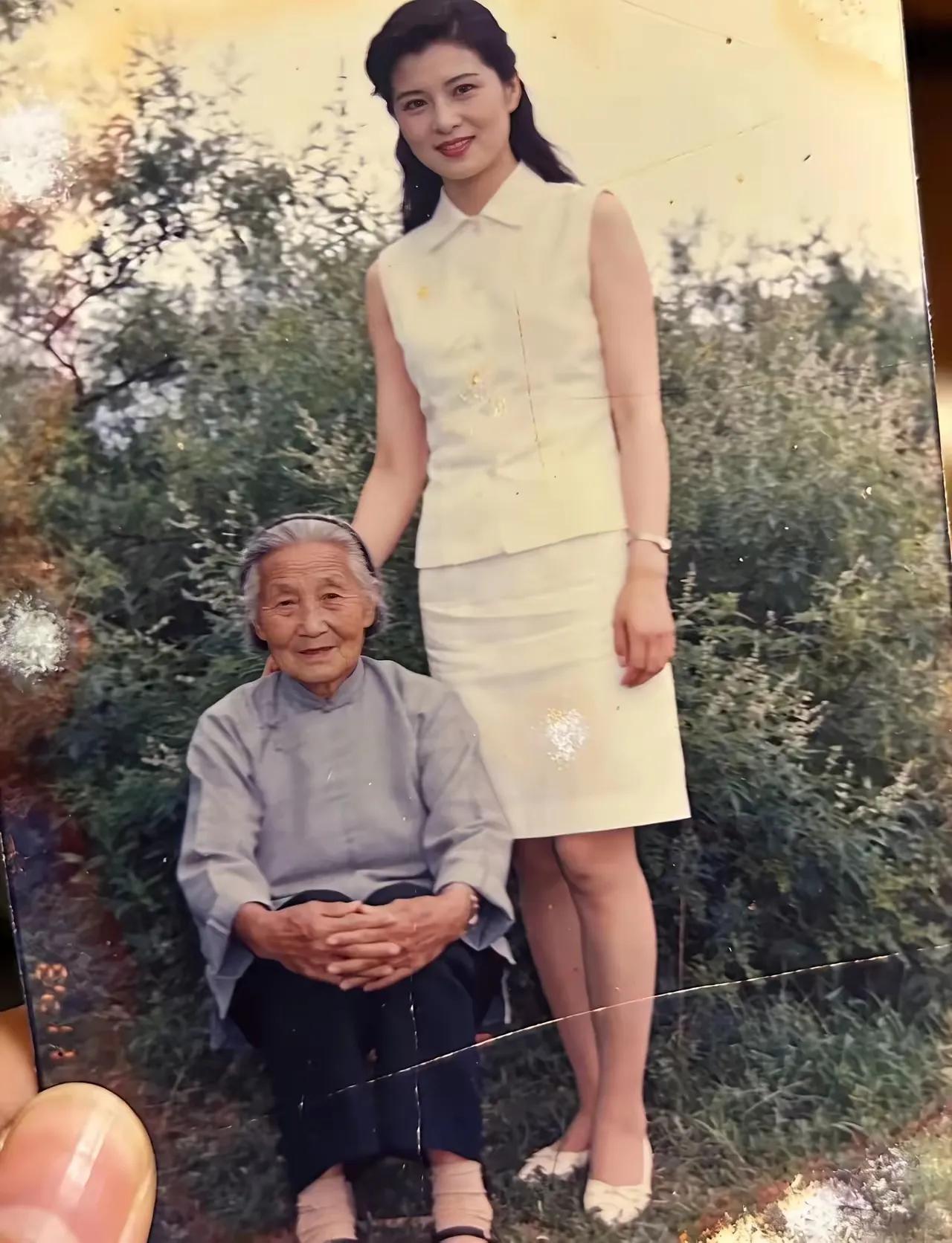 喜悦挂脸颊，
美女陪着妈。
不忘养育恩，
行动来报答。