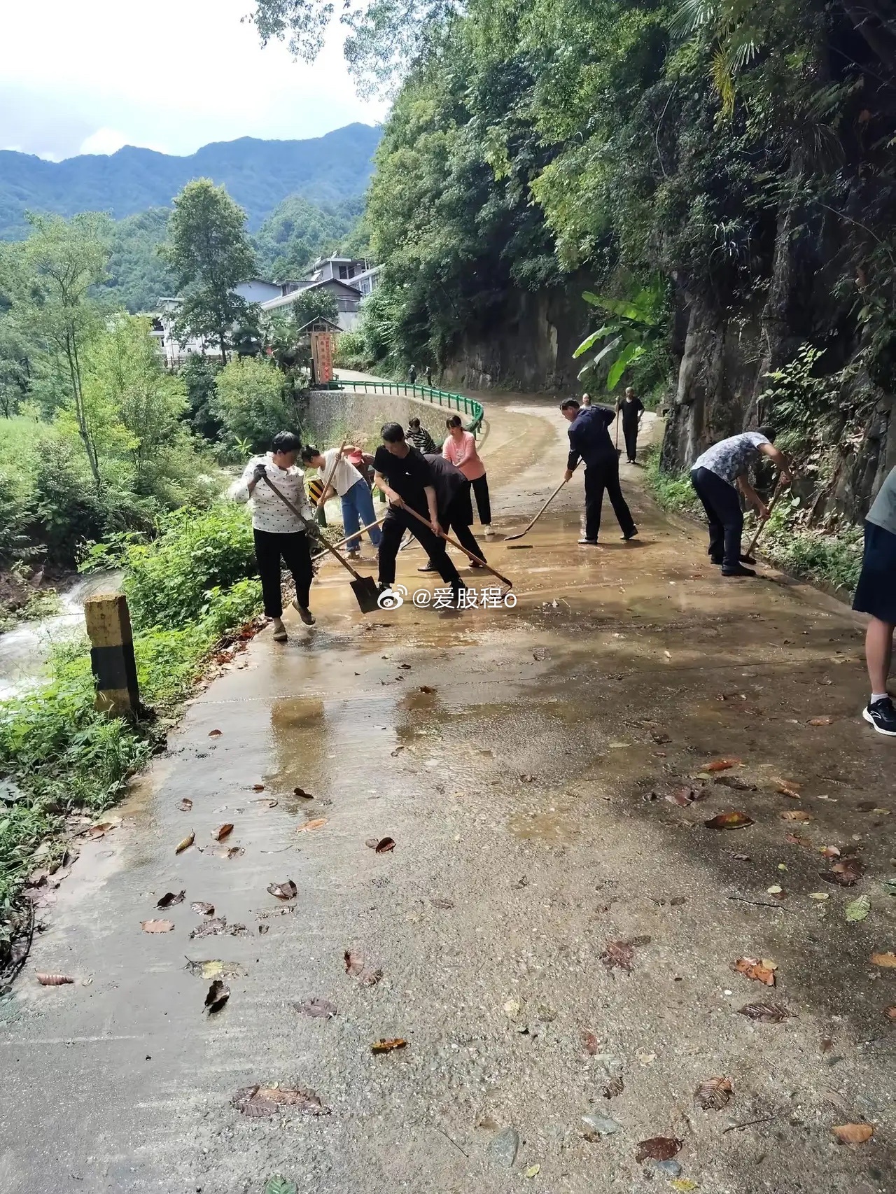 山路泥泞挑战 人多力量大，今天没下了大家齐心协力😘😘村民干活 