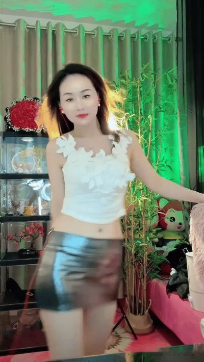 李小冉由于相关事件被网友诟病情商不高，她没有进行辩解，而是直接霸气地回应道：“我