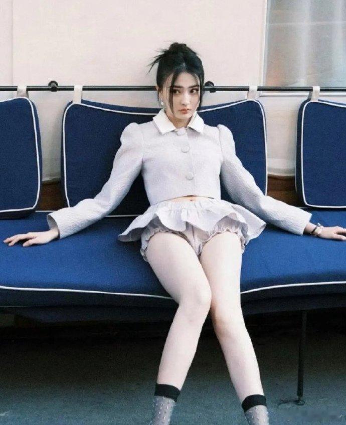 徐璐好爱这个姿势拍照，不怕走光吗？ ​​​