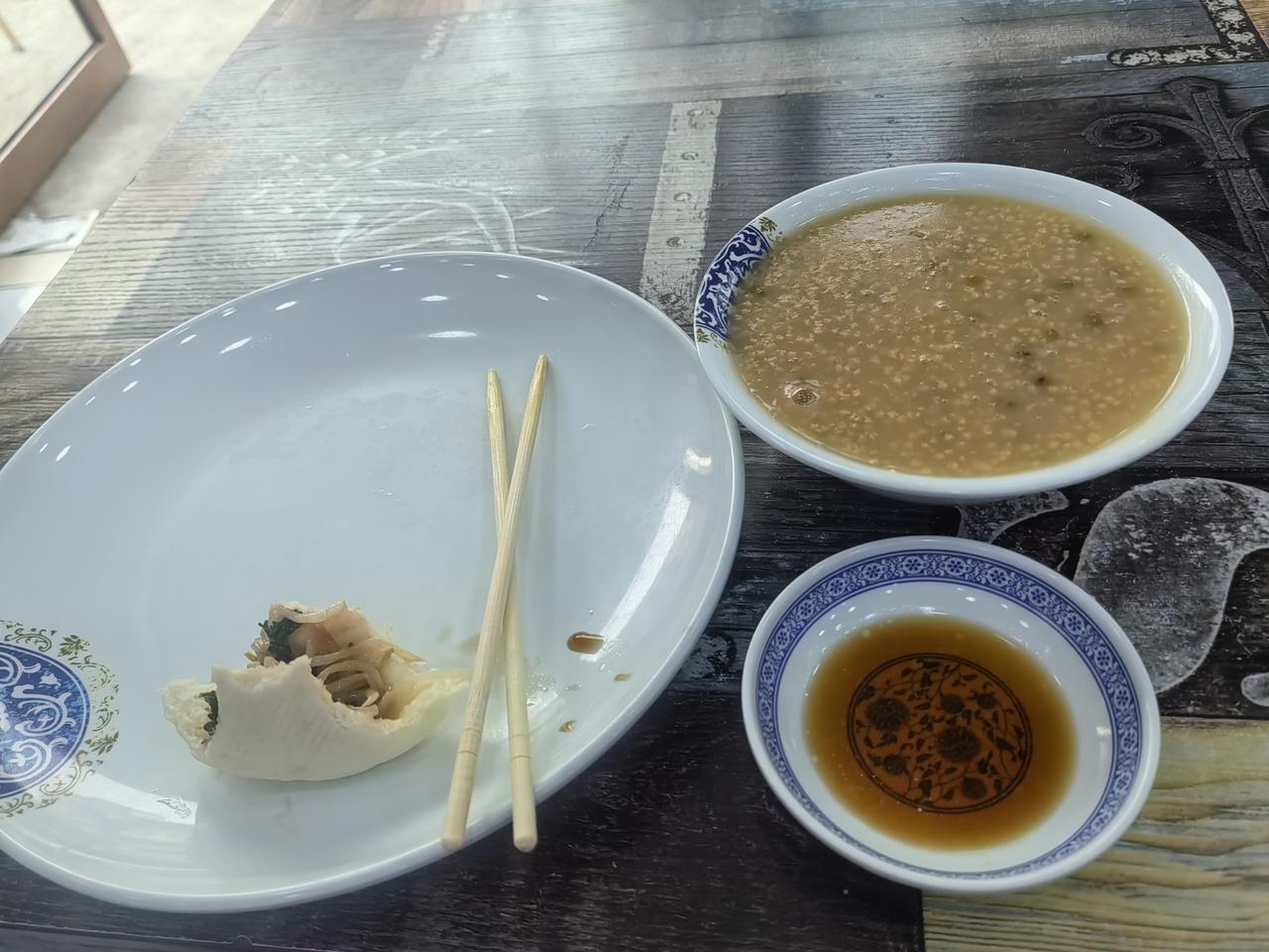 太积极了，七点半上自习，我七点就到了。
    吃早餐。昨晚没吃主食，就吃的涮菜