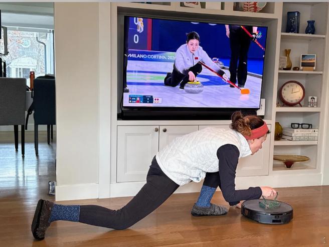 外国女网友沉迷体验冬奥项目 正好拿老公当雪橇人肉垫  冬奥会 冰壶 雪橇