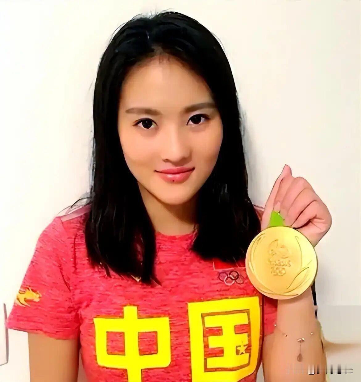 原来好多人都搞错了！
陈若琳并非由父母一手带大，
3岁时父母离异，母亲带哥哥出国