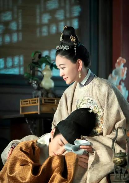 1462年，15岁的太子朱见深正在洗澡时，从小照顾他的乳娘进来加水。朱见深见状，