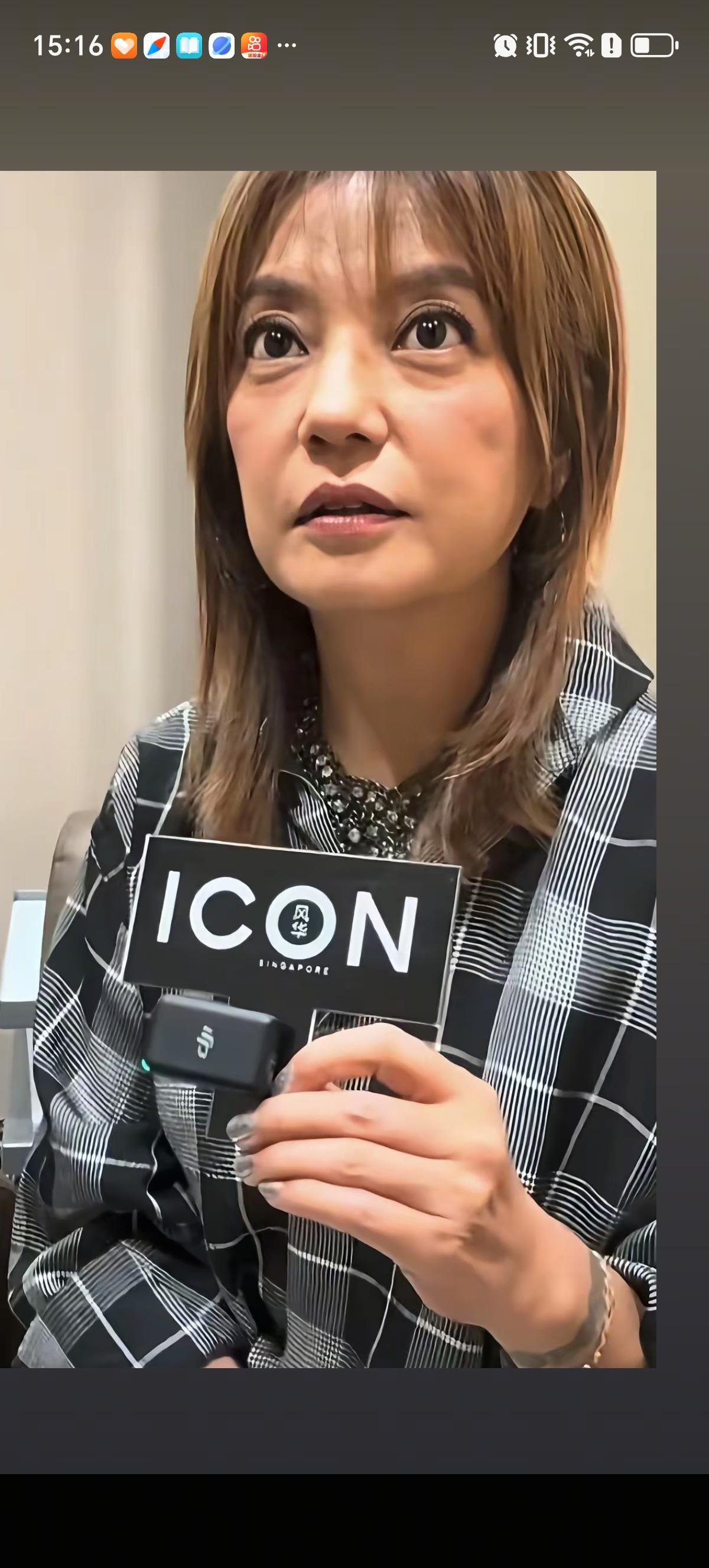 50岁的小燕子经过无滤镜相机实拍后的面容疲态尽显。眼袋突出，眼下纹路深重，两道法