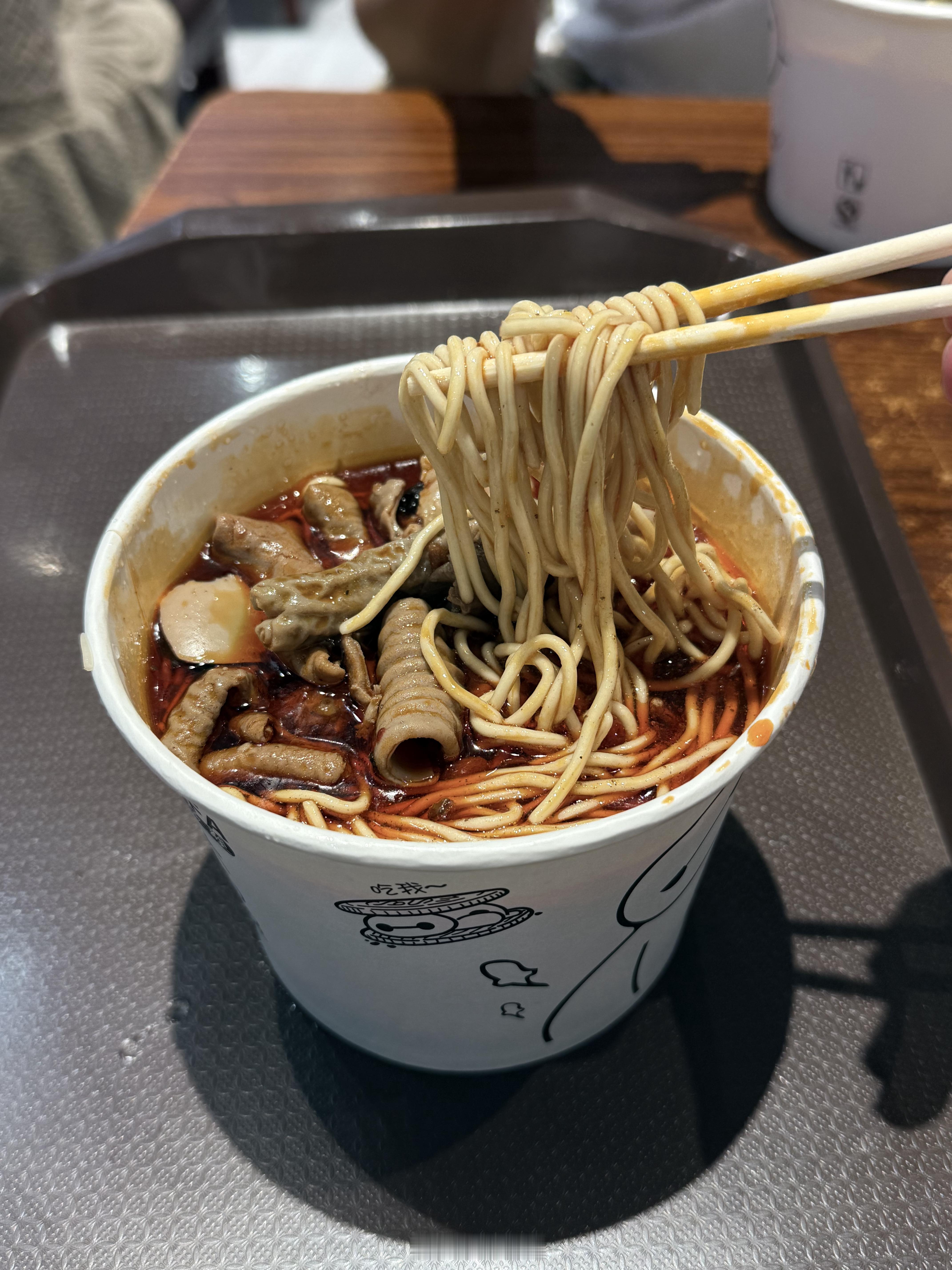 最后还是，从襄阳火车站吃了一碗襄阳牛肉面！厚厚的一层红油盖住汤底，碱水面软硬适中