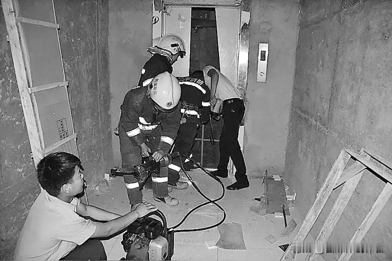 电梯救援变致命劫难，小区维保漏洞何时才能彻底根除
 
寻常代步的电梯竟夺走一条鲜