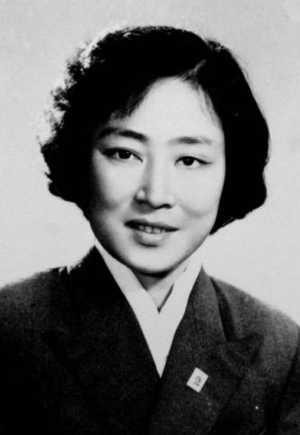 1953年，秦腔女演员孟遏云前往朝鲜参加慰问演出，累了一天，大家都去公共浴室洗澡