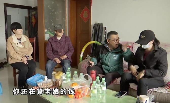 浙江杭州，一对老人将名下6套房平分给了一双儿女，每人3套房。然而因为分给女儿的房