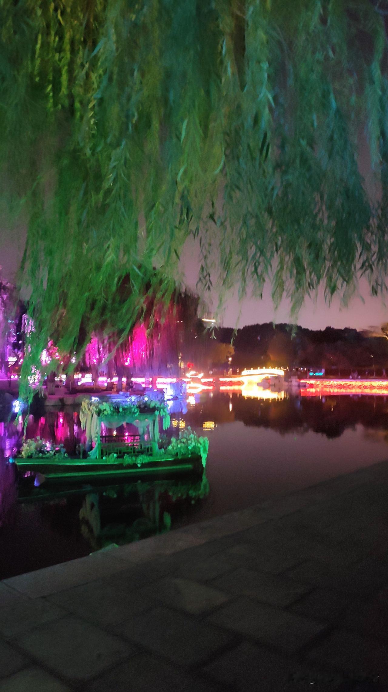 夜晚河边的美景，总能让人沉醉。就像凤凰古城的沱江，元宵节那晚，夜幕一降临，万盏灯