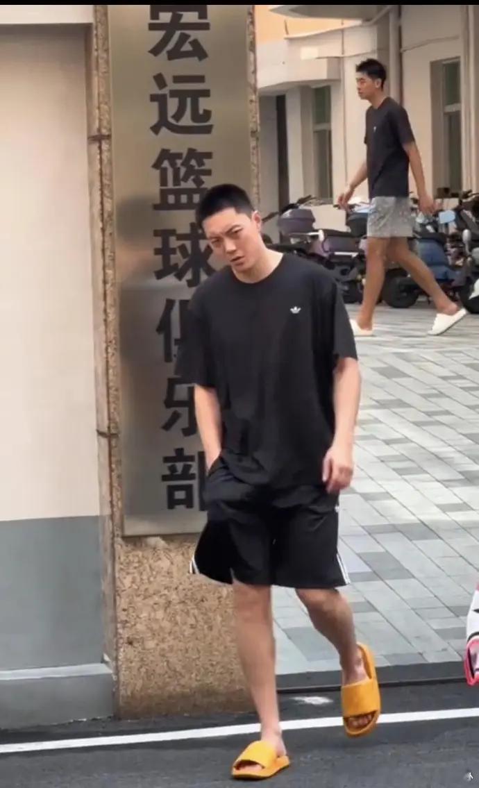 我站在你左侧像隔着银河 ​​​