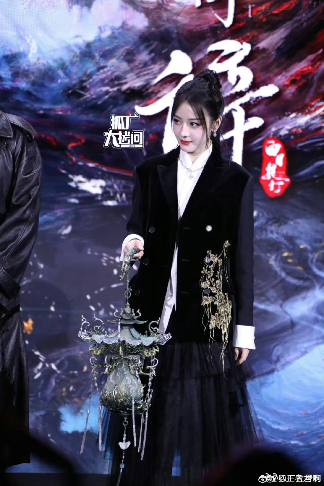 迪丽热巴高马尾提灯走红毯 迪丽热巴半脸海报 啊啊啊！迪丽热巴高马尾提灯造型杀疯了