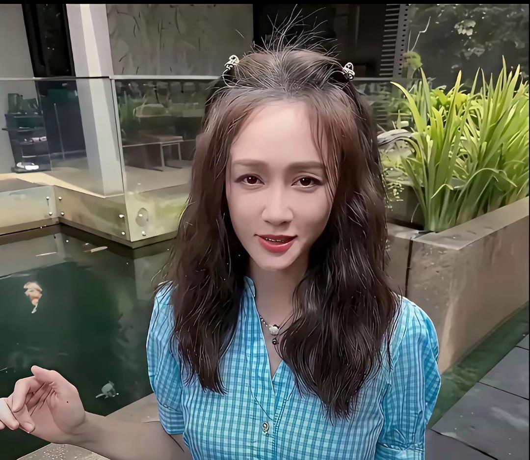 48岁陈乔恩不惧白发 