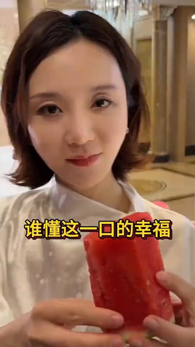 谁懂这一口的幸福？
这瓜真的很好，这才叫吃瓜。