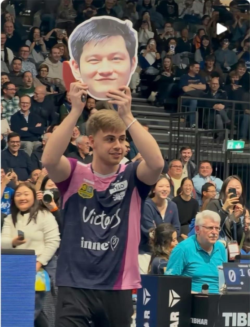 一己之力提升欧洲乒乓球赛事热度樊振东身穿中国红队服