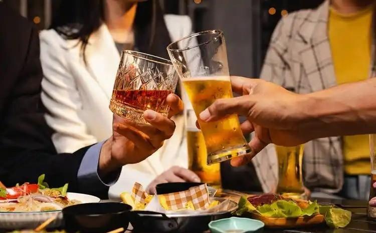 上海60岁男子追女友摔倒死亡，

家属索赔50万败诉，

法院结果让人意外。
