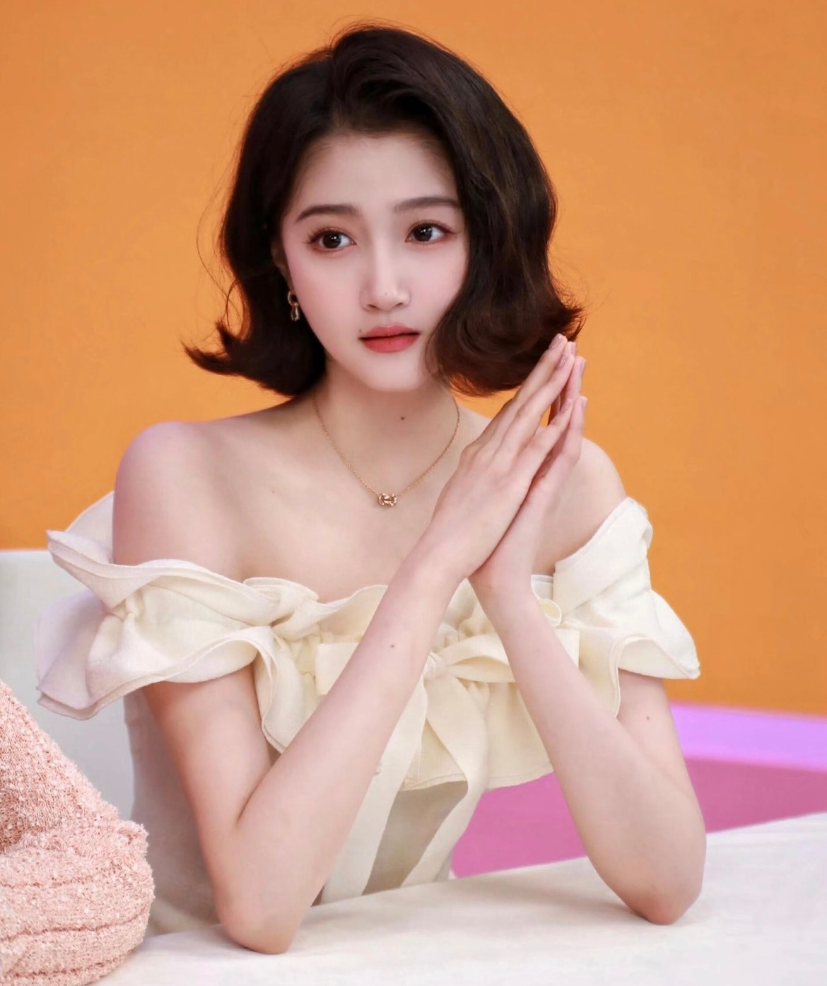 关晓彤曾亲手剪短头发关晓彤24年初剪短发 完了我一直以为她是短头发更多来着因为她