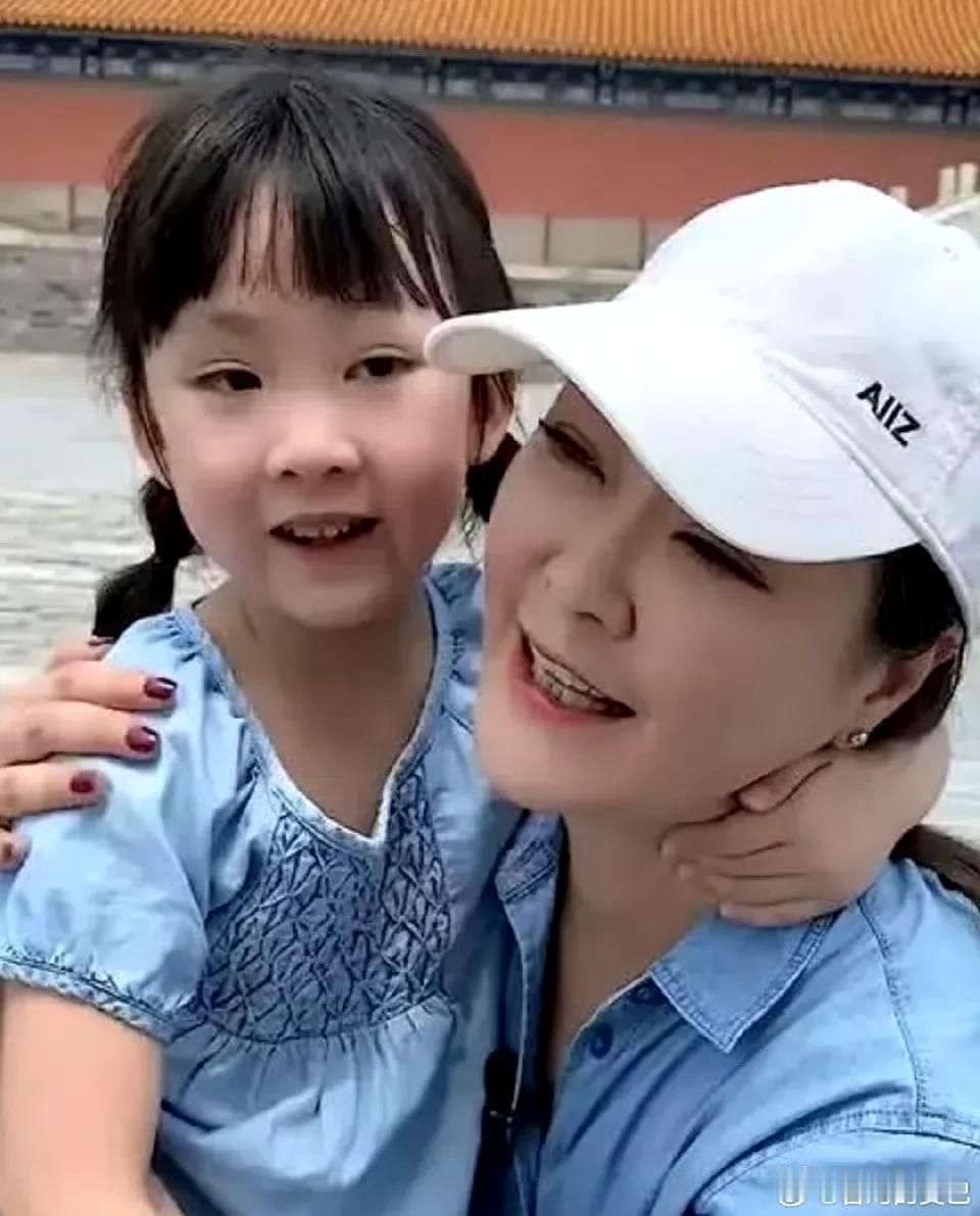 王小骞的女儿才11岁就已经青春期了，因为爱美开始减肥，为此强迫自己极端饮食，患上