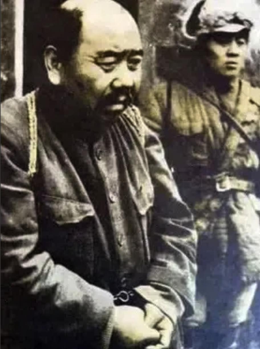 1942年，汉奸脚踢赵尚志头颅。叛徒谢文东怒扇其两巴掌，骂道：“你没手吗？”这反