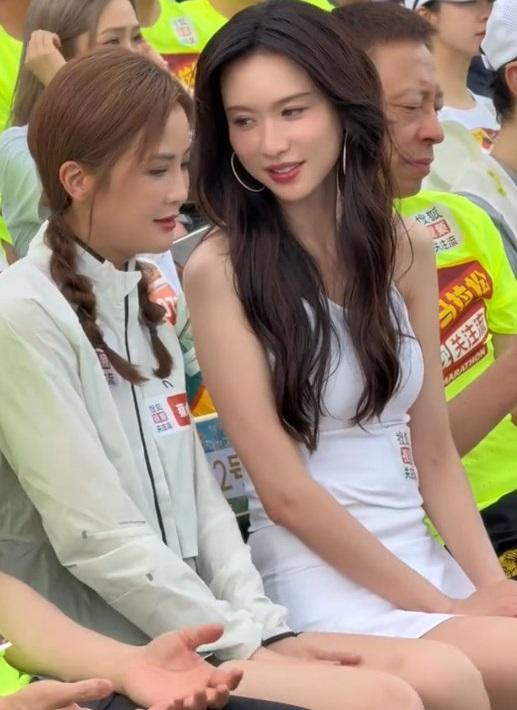 今天蔡卓妍和林志玲还有黄晓明一起参加活动，几位都穿运动风格的服饰，也都显得好年轻