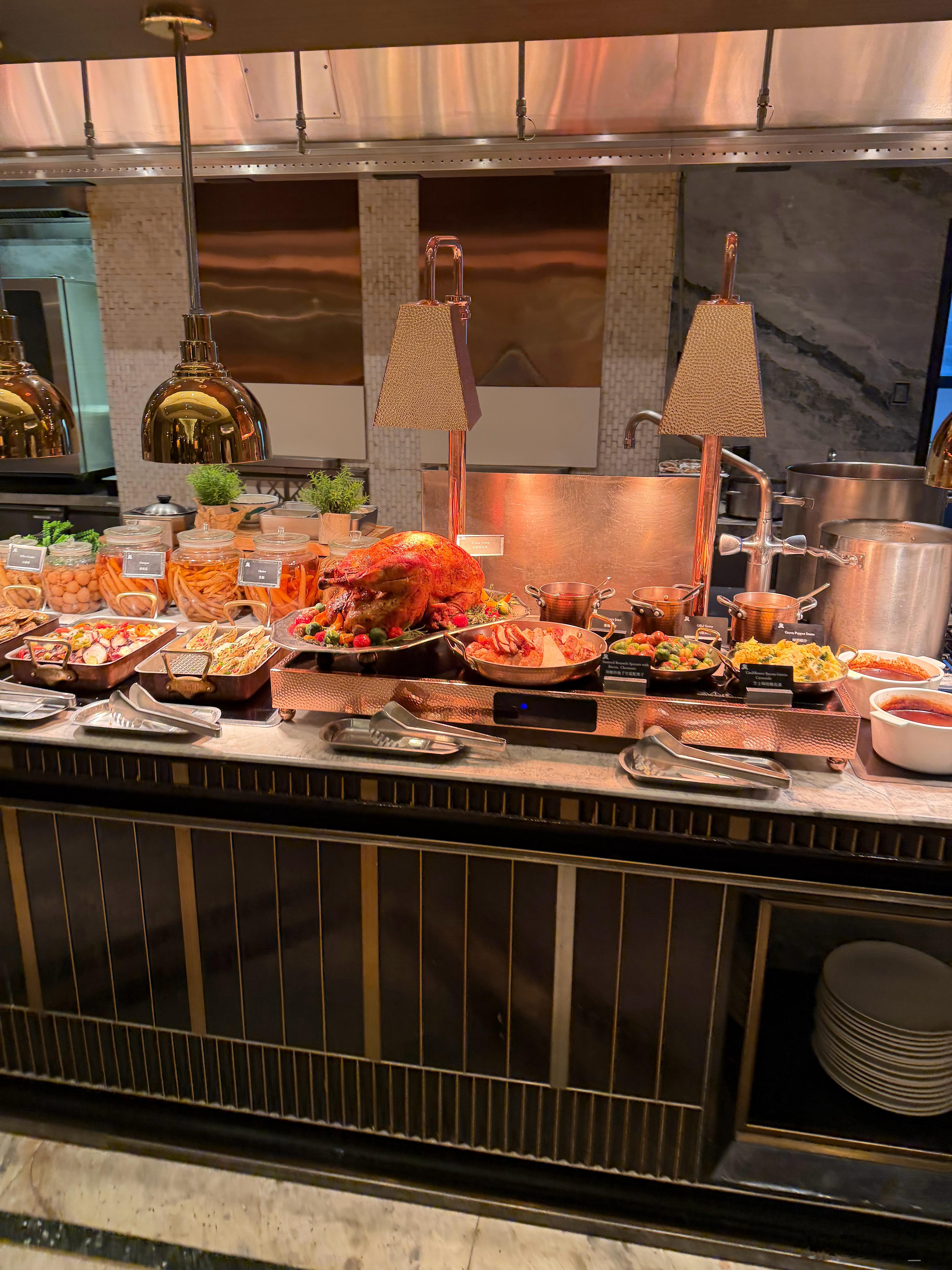 昨天平安夜吃了餐自助，带孩子吃自助他们是开心。反正他们吃来吃去就是薯条西瓜，冰淇