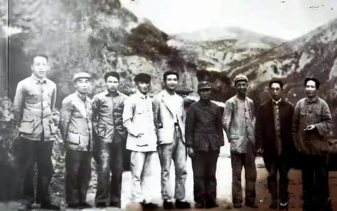这是1940年延安时期的珍贵合影，毛泽东同志与延安中央医院的医务人员在山间留影，