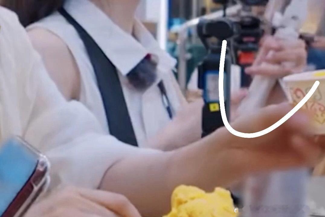 我的天，就吃个冰激凌，还要📱拍.花儿与少年7｜张雅琪 