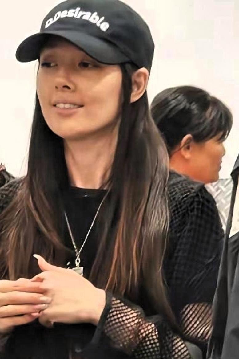路人超市偶遇郭碧婷与向佐一同采购，褪去红毯上精致包装的模样，让人看见女明星最真实