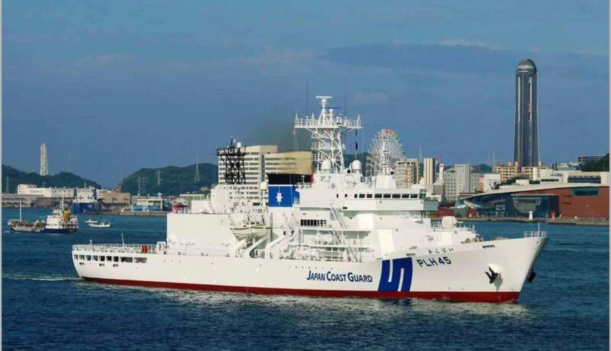 最新消息称日本军舰"朝雾号"靠近台北淡水河口。

据台媒报道，强烈台风"巴威"挟